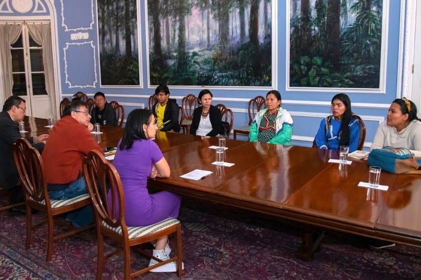 comunidad embera reunida con el presidente de colombia