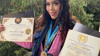 epa colombia posa con dos diplomas en sus manos