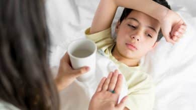 ni&ntilde;o enfermo tomando pastilla / gastritis