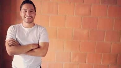 ingeniero y empresario v&iacute;ctima posa frente a la c&aacute;mara con los brazos cruzados