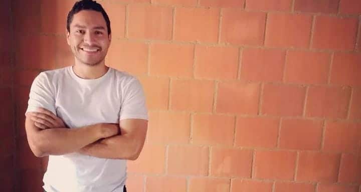 ingeniero y empresario v&iacute;ctima posa frente a la c&aacute;mara con los brazos cruzados