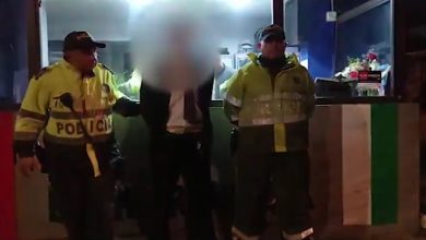 polic&iacute;as con hombre capturado / integrante del esquema de seguridad