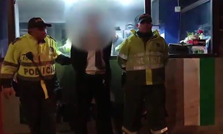 polic&iacute;as con hombre capturado / integrante del esquema de seguridad