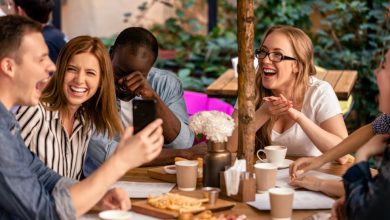 grupo de amigos comiendo en medio de risas / la risa