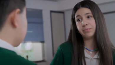 adolescente habla con otro en acento colombiano en la rosa de Guadalupe