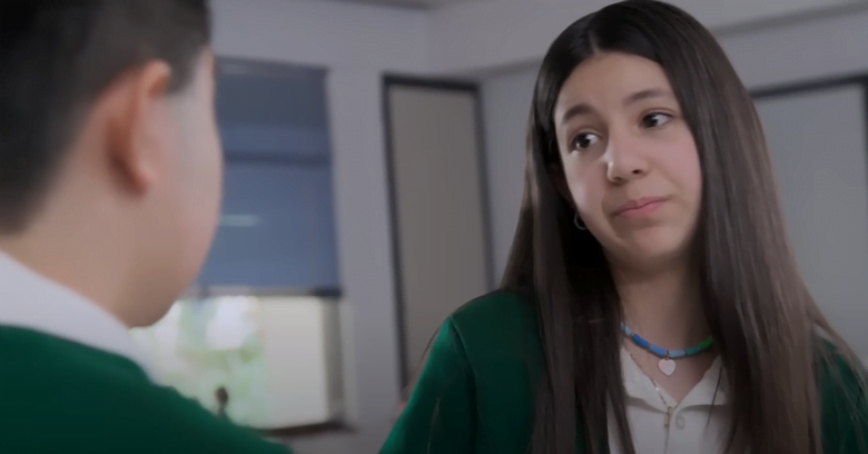 adolescente habla con otro en acento colombiano en la rosa de Guadalupe