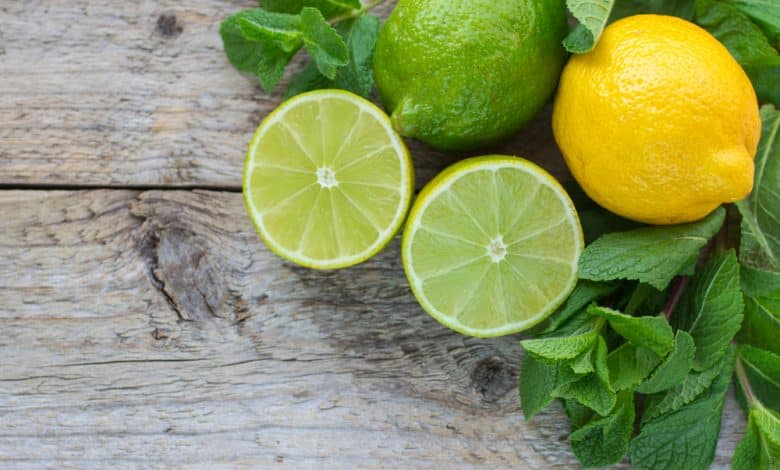 Jugoso c&iacute;trico maduro sobre una mesa de madera antigua / lim&oacute;n / limones