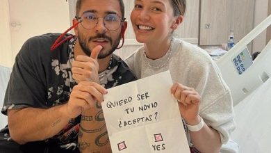 lina tejeiro y juan duque sostienen un papel con una petici&oacute;n de noviazgo