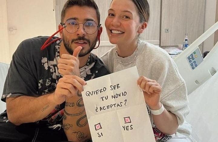 lina tejeiro y juan duque sostienen un papel con una petici&oacute;n de noviazgo