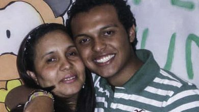 Luis Andr&eacute;s colmenares y su madre