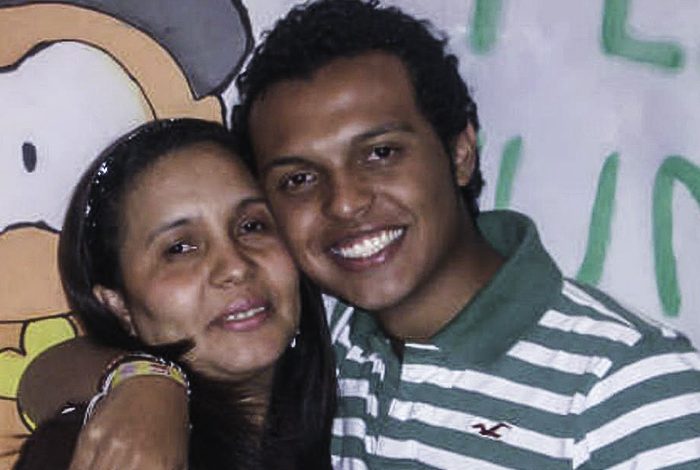 Luis Andrés colmenares y su madre