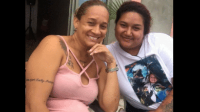 madre e hija posan malambo