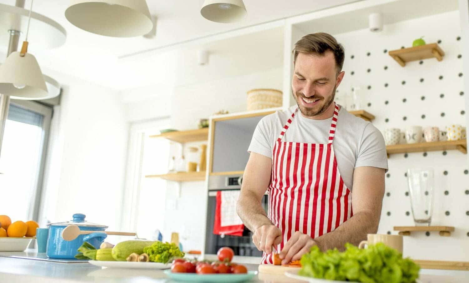 hombre cocinando estas verduras tips de cocina / amor propio /