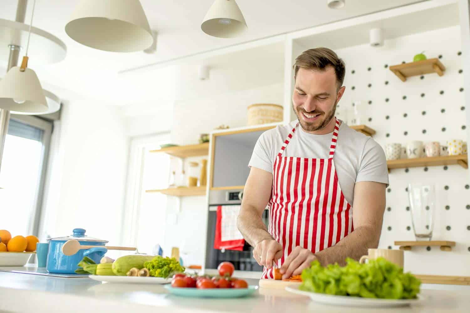 hombre cocinando estas verduras tips de cocina