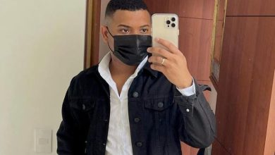 miguel polo polo se toma un selfie frente al espejo