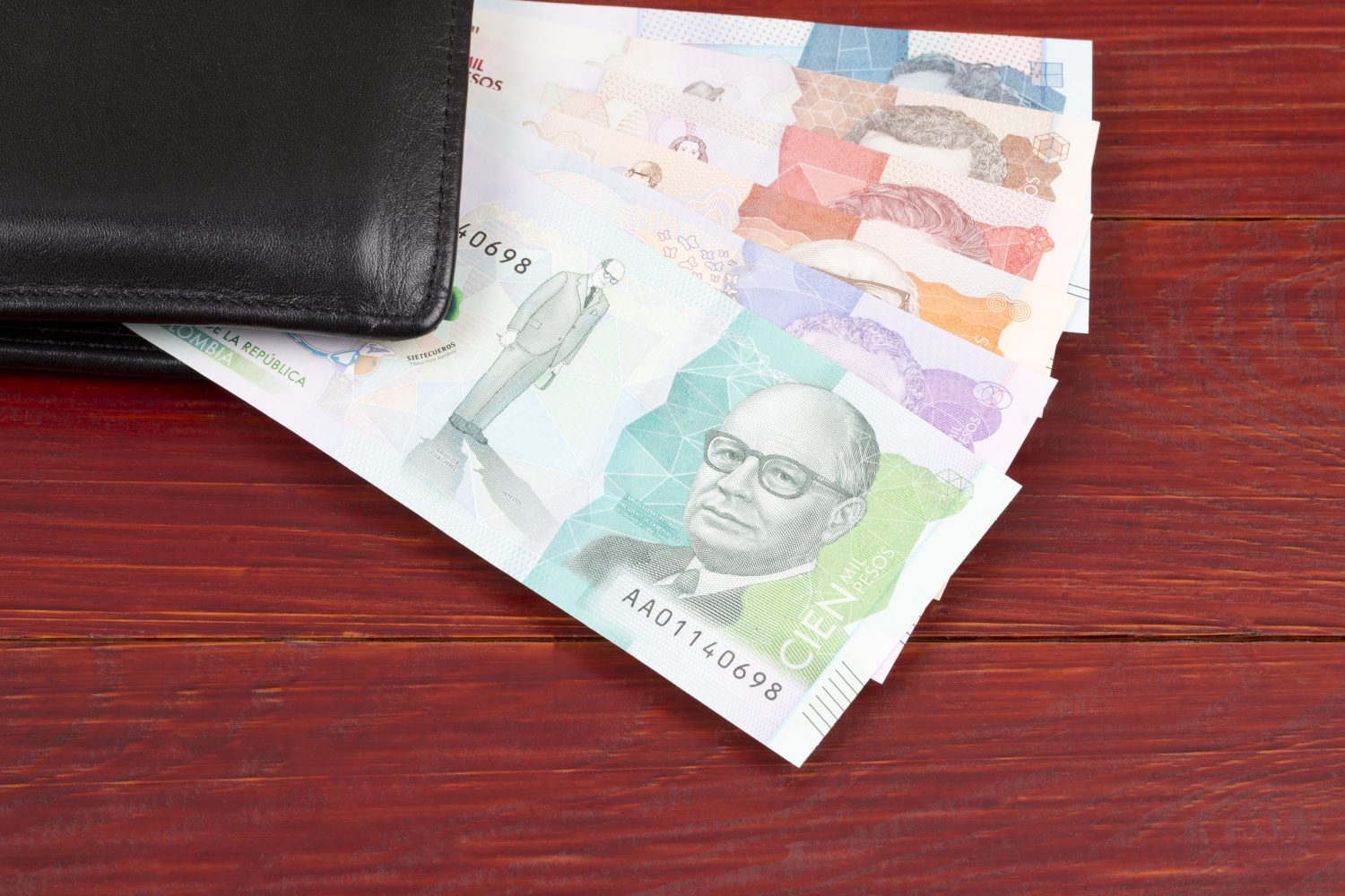 billetera con pesos colombianos de diversa denominaci&oacute;n / bono