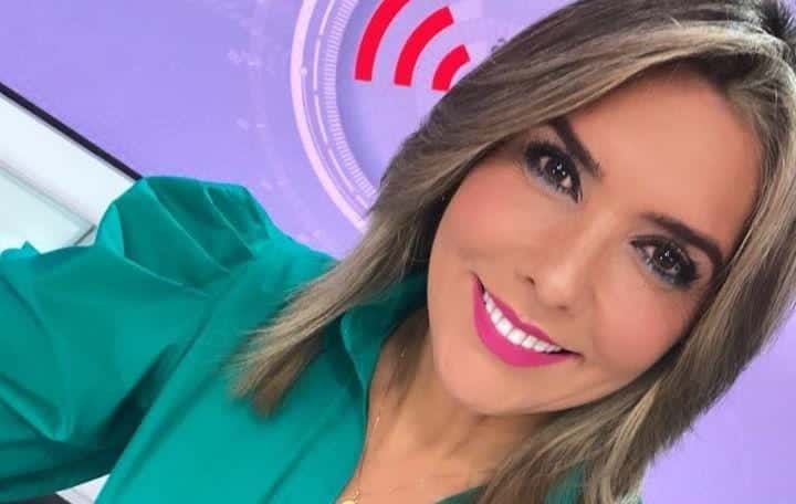m&oacute;nica rodr&iacute;guez sonr&iacute;e para una fotograf&iacute;a en modo selfie