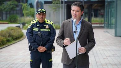 El secretario de Seguridad, An&iacute;bal Fern&aacute;ndez de Soto y el coronel Wilford Mendez Rojas, oficial de inspecci&oacute;n de la Polic&iacute;a de Bogot&aacute;, anuncia la millonaria recompensa / motoladrones