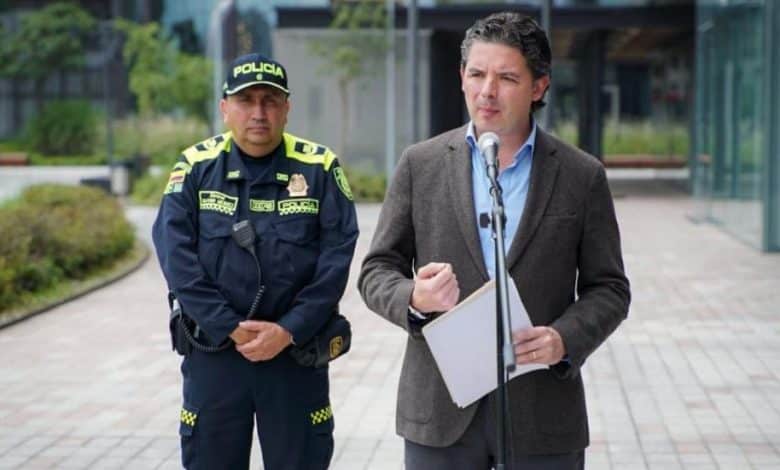 El secretario de Seguridad, An&iacute;bal Fern&aacute;ndez de Soto y el coronel Wilford Mendez Rojas, oficial de inspecci&oacute;n de la Polic&iacute;a de Bogot&aacute;, anuncia la millonaria recompensa / motoladrones
