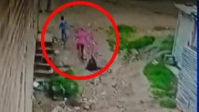 perdonas abandonando una bolsa en la calle beb&eacute;