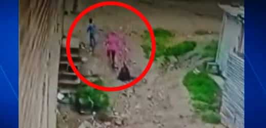 perdonas abandonando una bolsa en la calle beb&eacute;