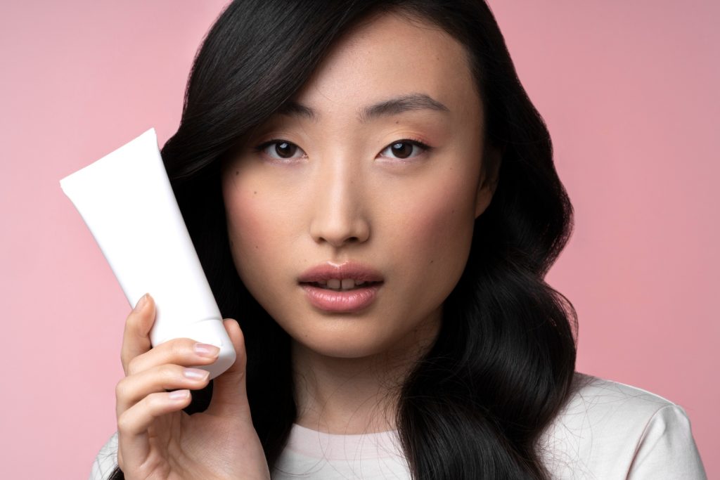 mujer asi&aacute;tica con crema para la cara / mujeres japonesas / piel de porcelana