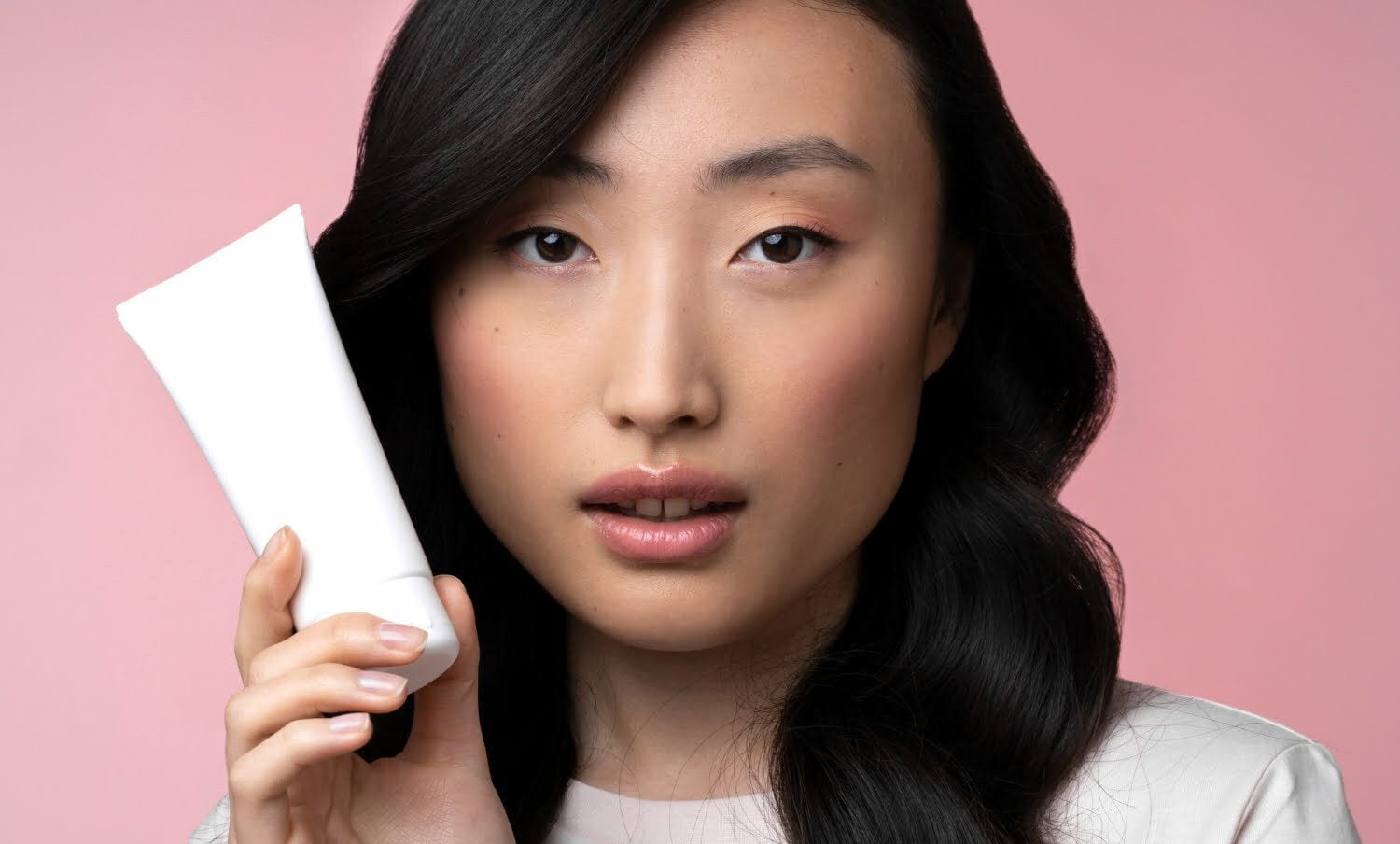 mujer asiática con crema para la cara / mujeres japonesas / piel de porcelana