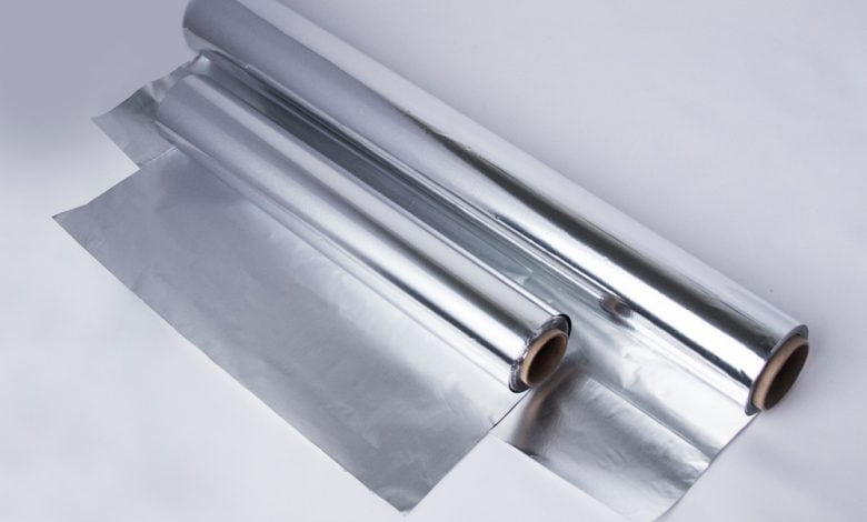 Por qu&eacute; es bueno envolver los pies en papel de aluminio