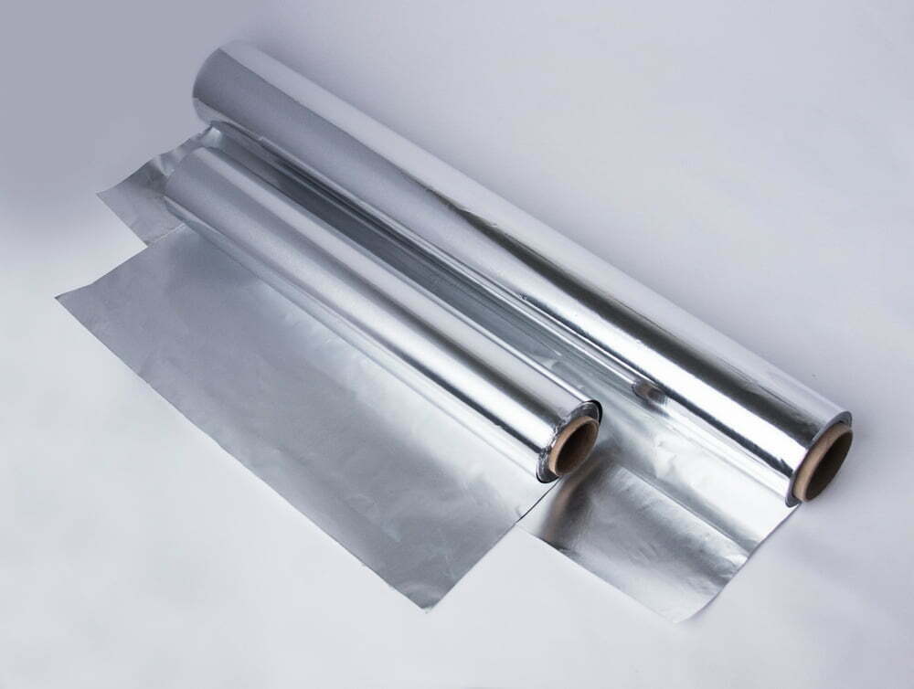 Por qu&eacute; es bueno envolver los pies en papel de aluminio