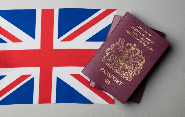 bandera del reino unido juntos a dos pasaportes visa