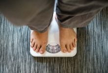 Mujer de pie en una escala / peso / medicamentos aumento de peso - dieta sencilla