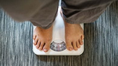 Mujer de pie en una escala / peso / medicamentos aumento de peso - dieta sencilla