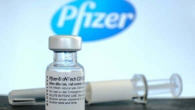 vacuna pfizer con jeringa