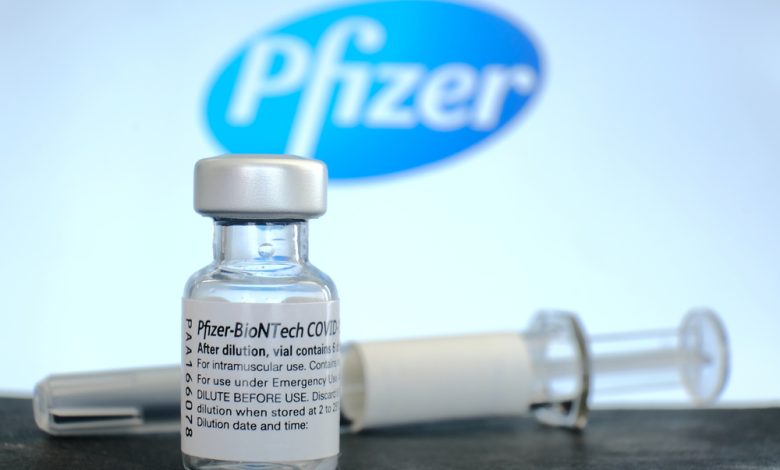 vacuna pfizer con jeringa