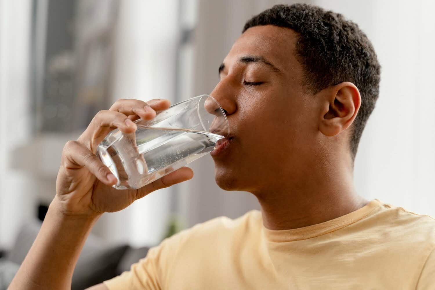 hombre tomando un vaso de agua