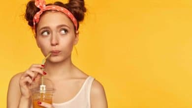 mujer joven tomando un jugo por la dieta l&iacute;quida