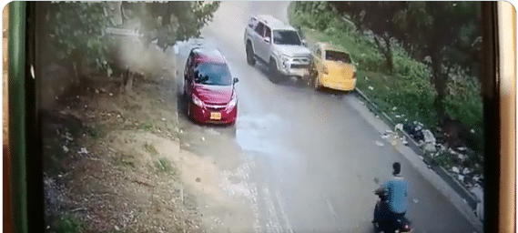 una camioneta choca contra un taxi saliendo de puerto colombia