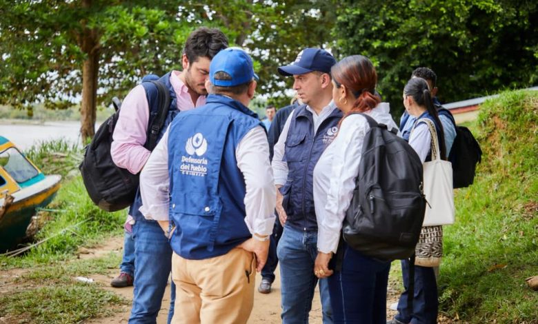 miembros de la defensoria del pueblo reunidos / reclutamiento de 12 estudiantes