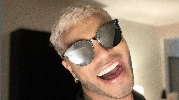 cantante Samo sonr&iacute;e ante la c&aacute;mara en modo selfie