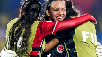 jugadoras de la selecci&oacute;n colombia se abrazan