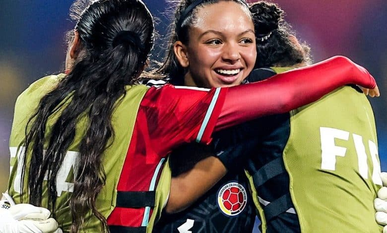 jugadoras de la selecci&oacute;n colombia se abrazan