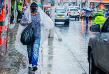 hombre caminando por la calle en medio de la lluvia / temporada de lluvias / cicl&oacute;n / Ideam / racionamiento