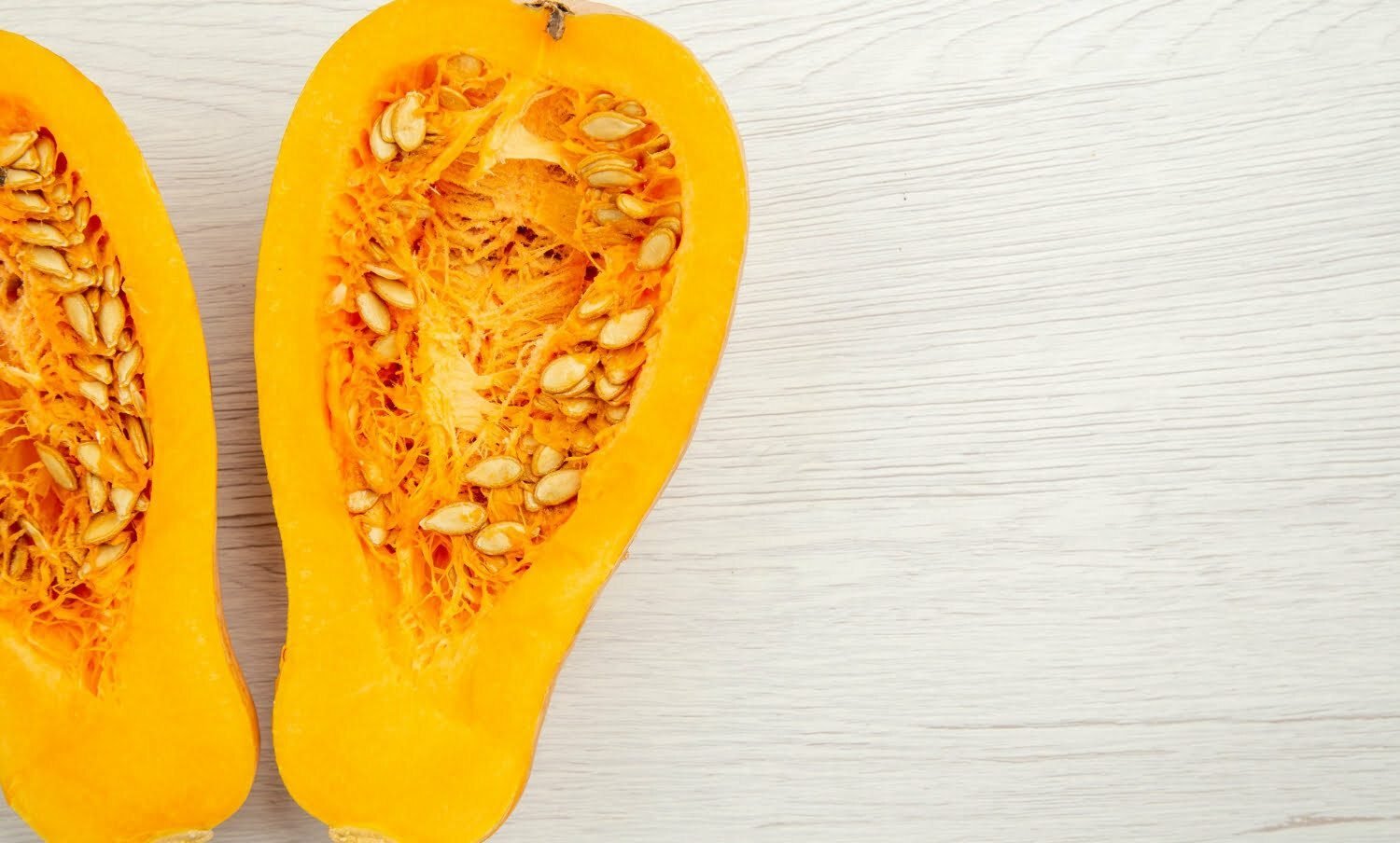 Calabaza partida en dos mitades, con semillas