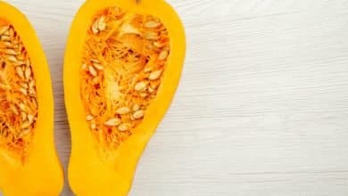 Calabaza partida en dos mitades, con semillas