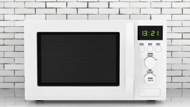 microondas blanco frente a pared de ladrillo blanco / se&ntilde;al de Internet