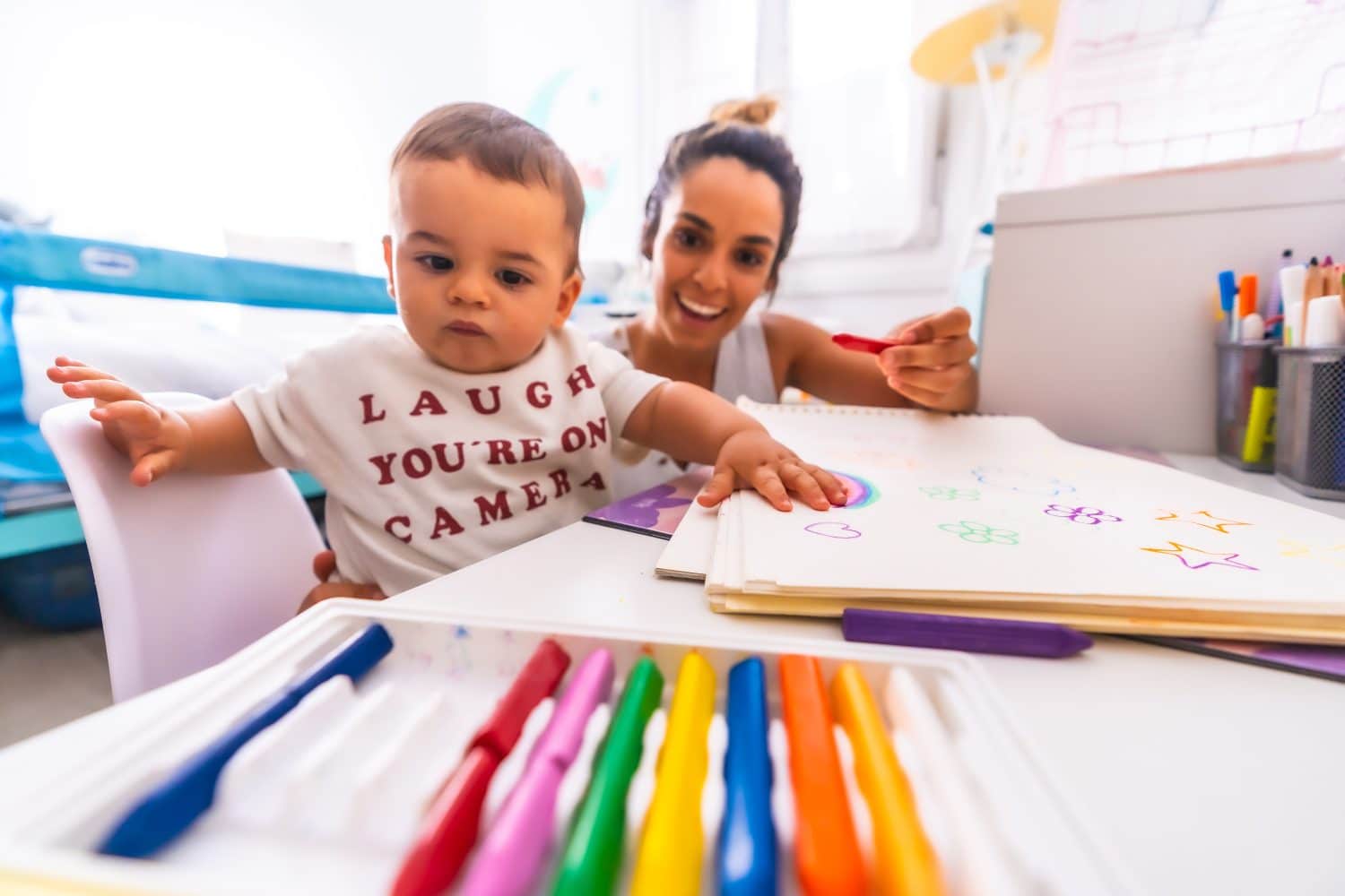 madre jugando con su hijo / criar un hijo en Colombia