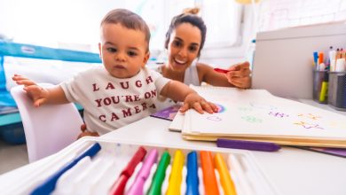 madre jugando con su hijo / criar un hijo en Colombia