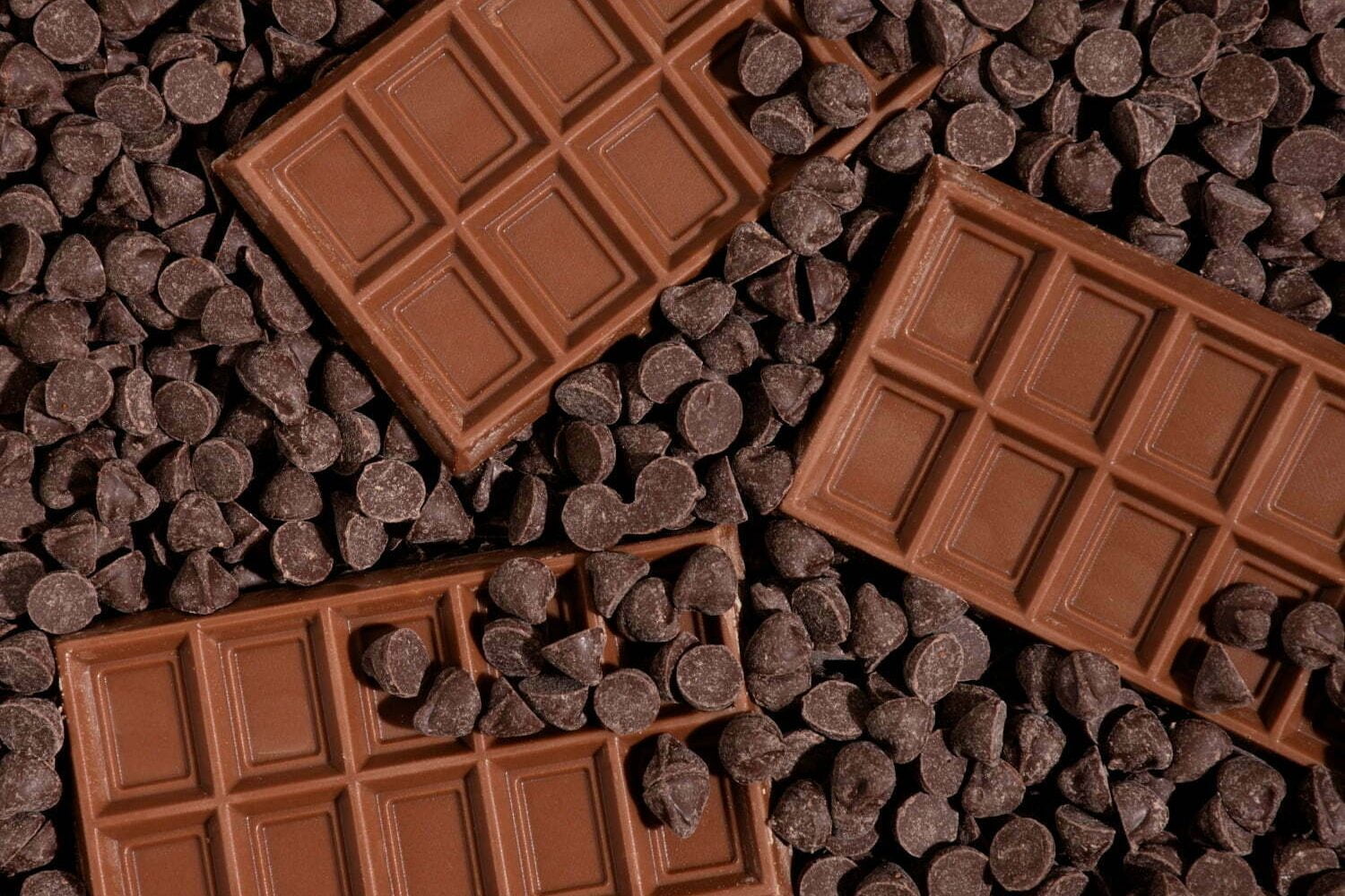 barras de chocolate y chispas de chocolate que es bueno para la salud del corazón