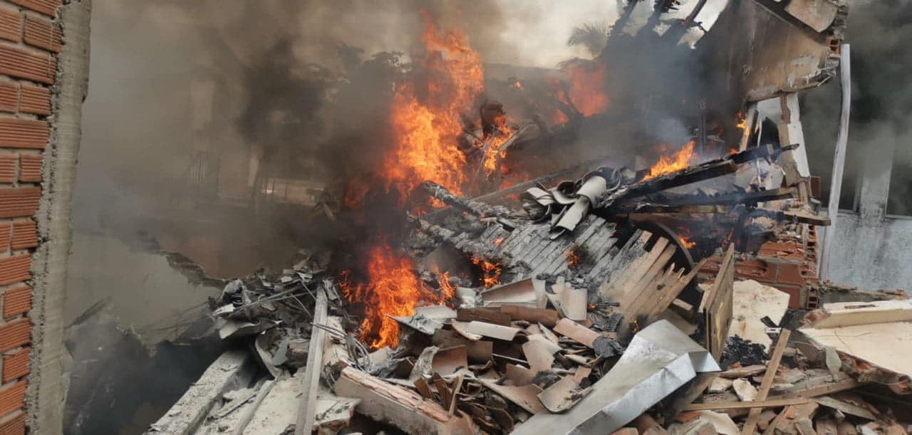 Grave accidente: Avioneta con 8 personas a bordo se estrell&oacute; contra una casa en Medell&iacute;n