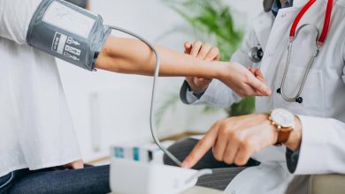 m&eacute;dico masculino con paciente / achaques en personas j&oacute;venes